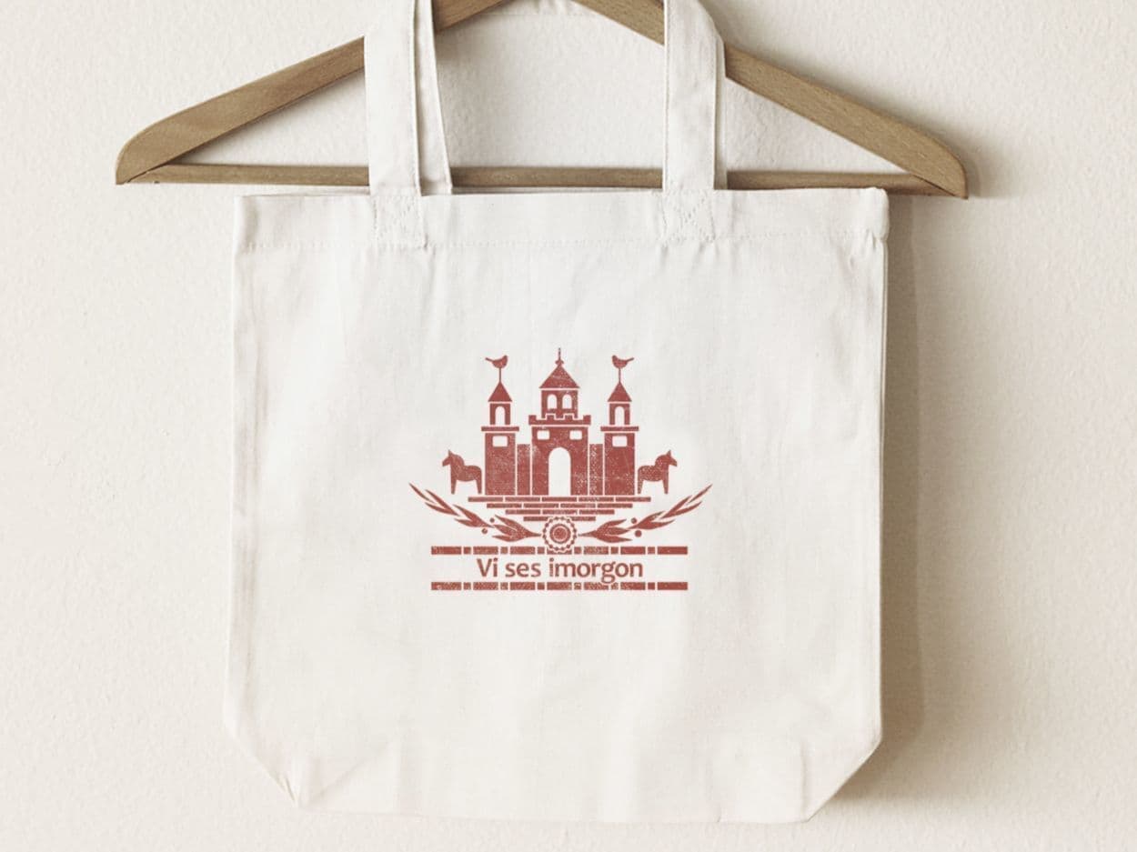 ハンガーにかかった北欧風イラスト柄エコバック