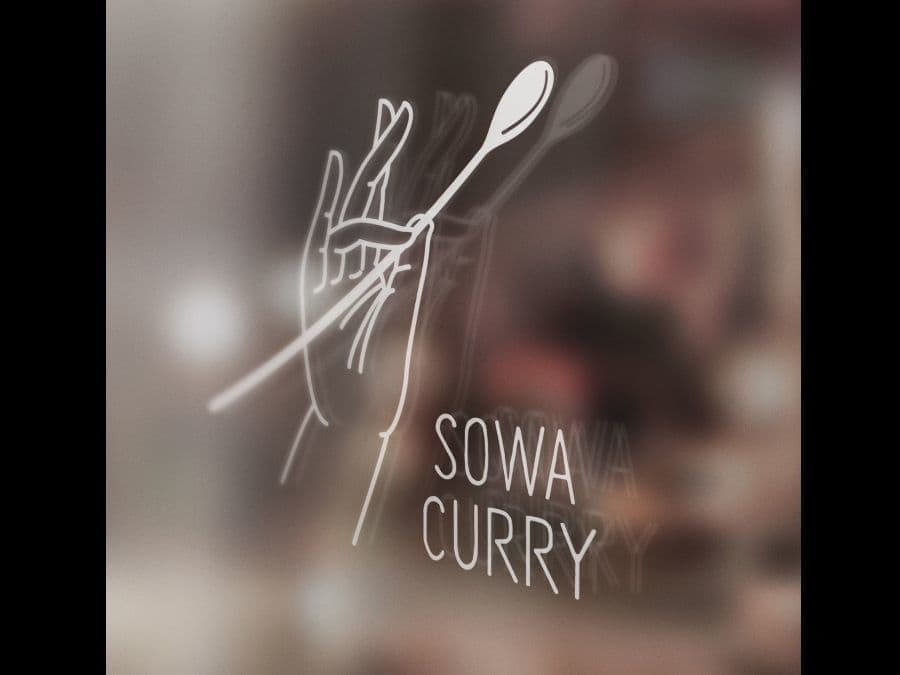 ガラスに描かれたロゴデザイン